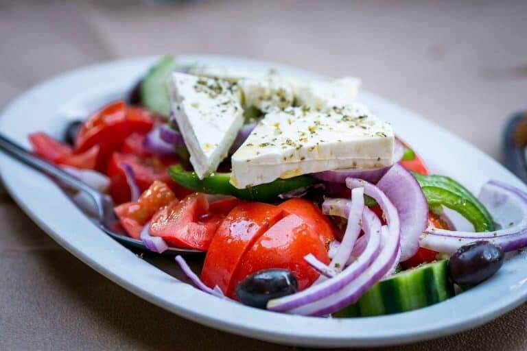 Sałatka grecka – skąd się wzięła, jak ją przyrządzić i z czym zjeść?